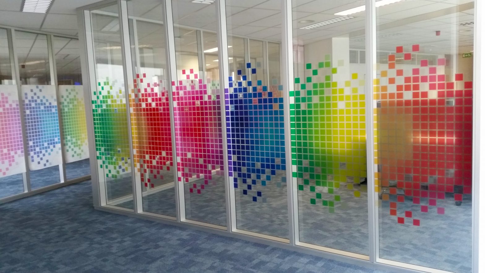 kantoor-transparante-raamfolie-project-eigen-ontwerp-04-1568x882.jpg